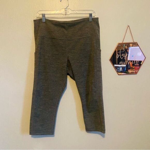 Athleta Ultimate Stash Pocket Capri Size LP *excellent condition* - Picture 3 of 6